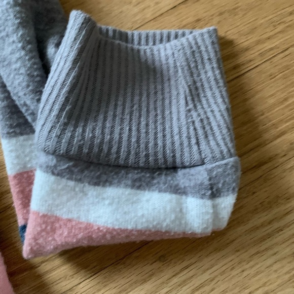 Lightweight soft women’s sweater size medium by Two Beautiful Maternity - Picture 5 of 7